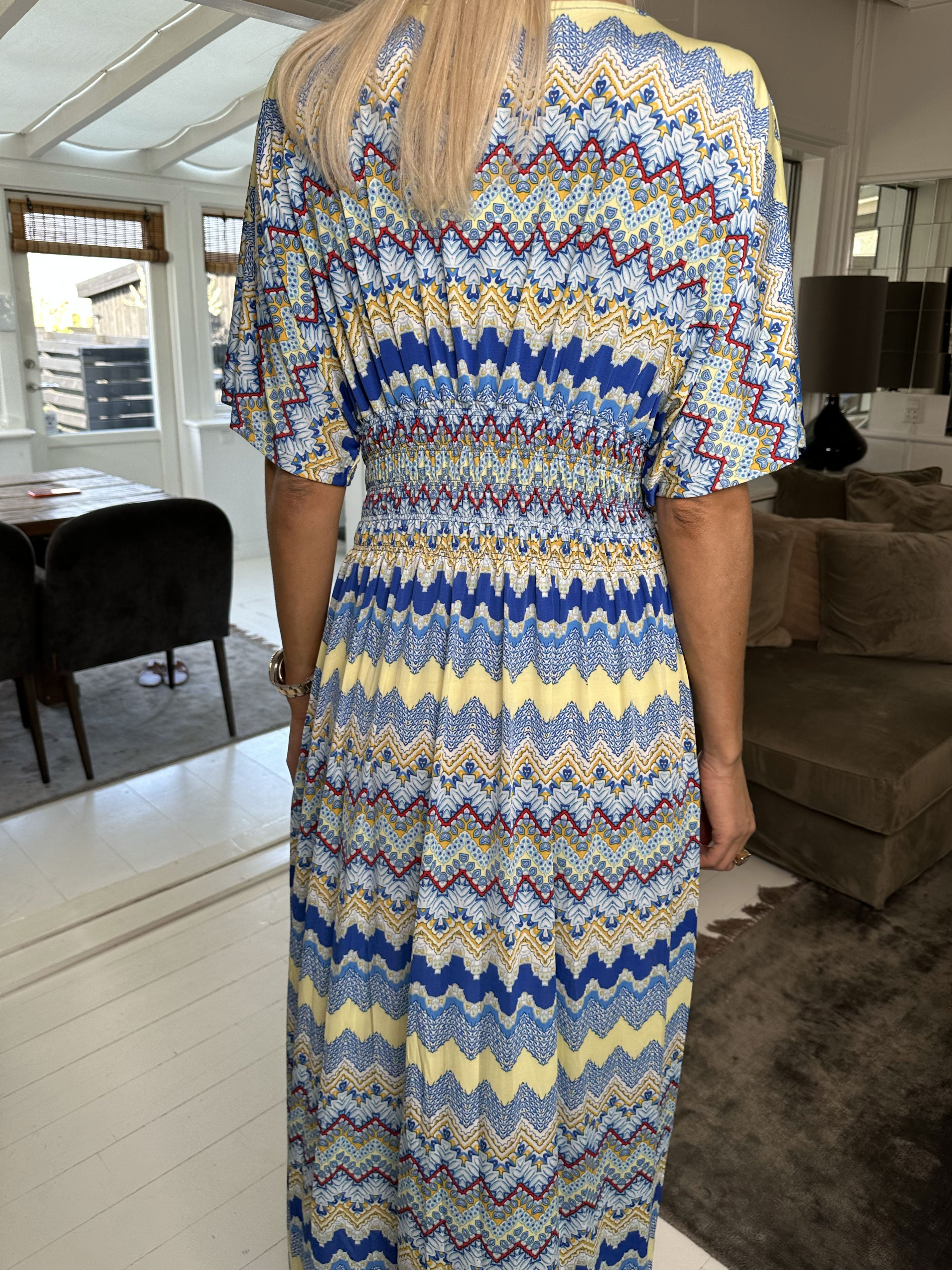 Pams Zigzag - Lang elastisk kjole i krølfrit stof